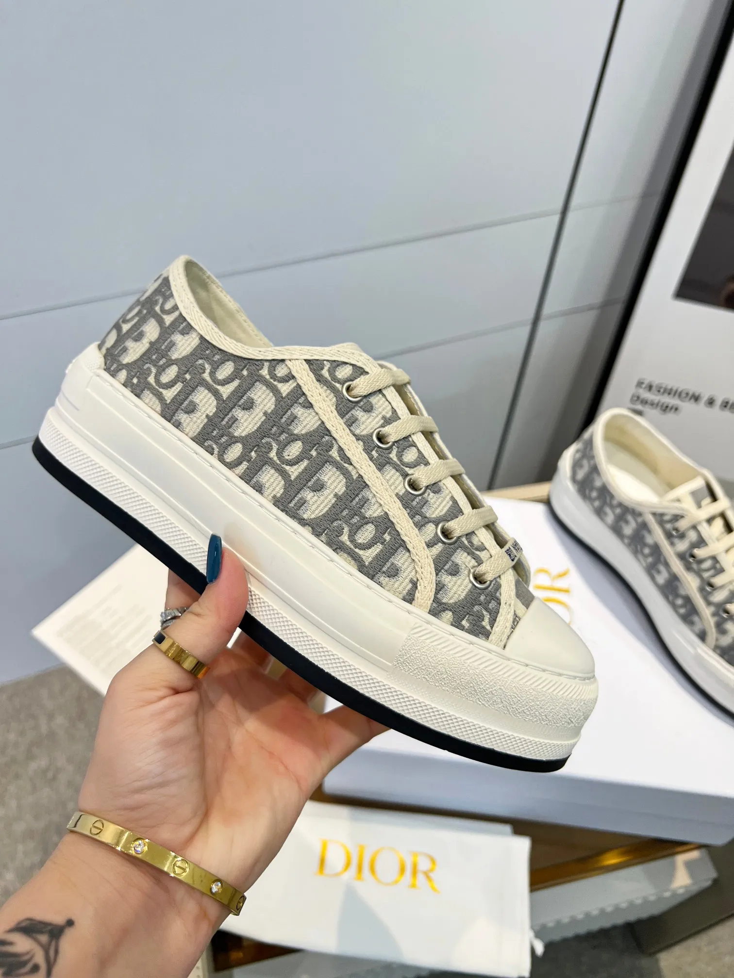 👟👟Ex-factory price 520👟👟 Dior Dior's latest spring and summer catwalk style casual thick-soled cloth shoes. It is hard to find one shoe in the counter. Jin Zhixiu has the same style with many Internet celebrities. The fried chicken on the feet is versatile, authentic Taikoo Hui purchase and development. High-end customized upper material, 3D electric embroidered three-dimensional cloth surface, the outsole is perfectly reproduced, the foot feels very comfortable, the original full set of packaging code number 35-40 (41 customized)